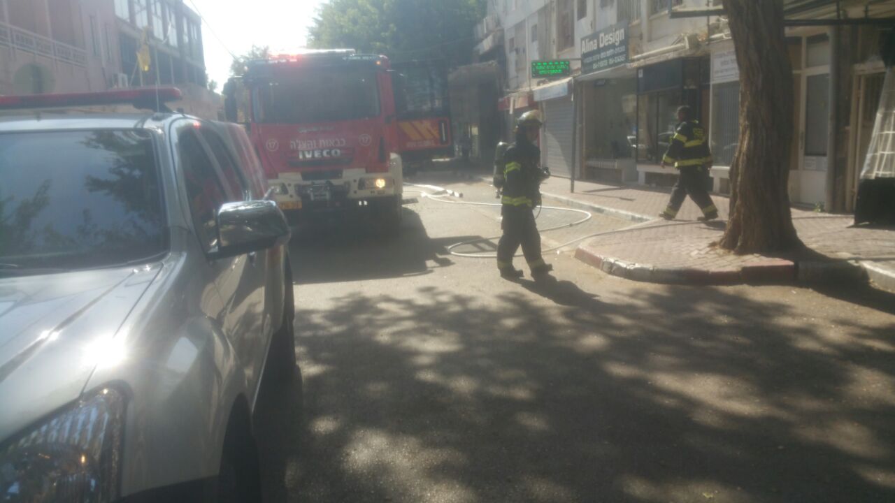 כוחות הכיבוי בכניסה למלון ערבה (צילום: דבורות הצלה נגב)